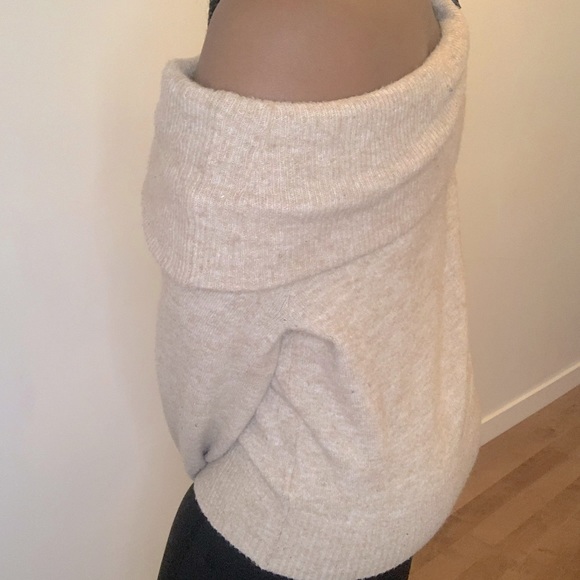 Off the shoulder H&M sweater - Picture 3 of 4